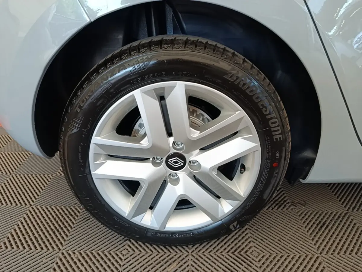 Gros plan sur la roue avant droite gris clair de la Renault Clio Evolution dCi 100 avec jante alliage et pneu Bridgestone.