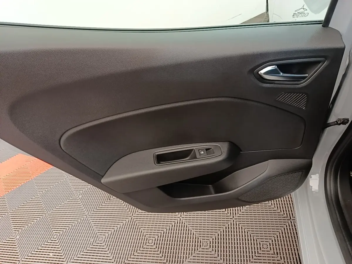 Vue intérieure du panneau de porte avant droit gris foncé de la Renault Clio Evolution dCi 100 -25 2025.