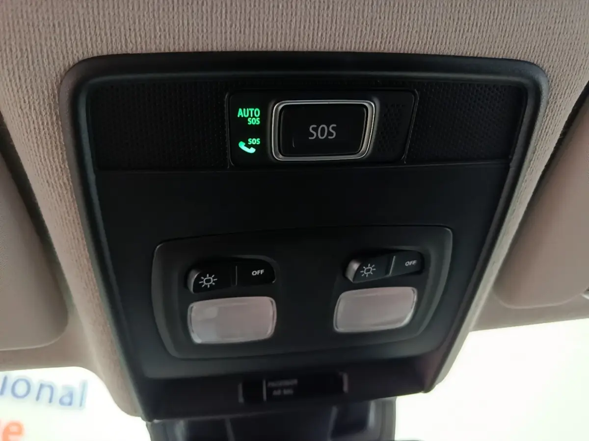 Vue intérieure du plafonnier avec bouton SOS éclairé dans une Renault Clio gris clair Evolution dCi 100 -25 2025.