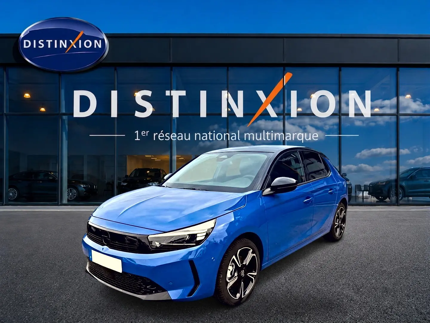 Opel Corsa 1.2 turbo bleu vue 3/4 avant droit, avec jantes alu noires et calandre noire brillante.