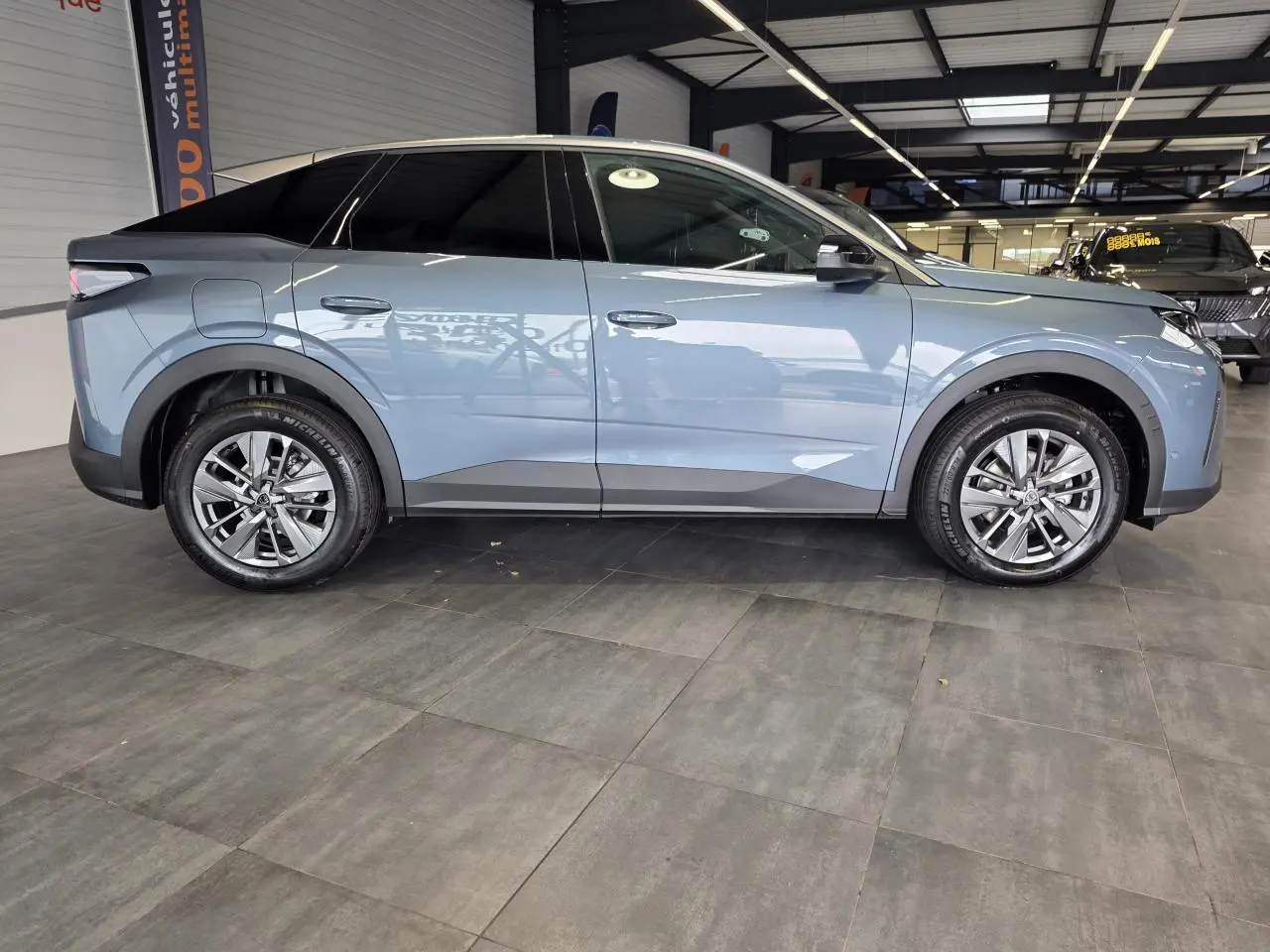 Peugeot 3008 bleu métallisé vue de profil côté gauche, avec jantes alliage 18 pouces et vitres teintées.