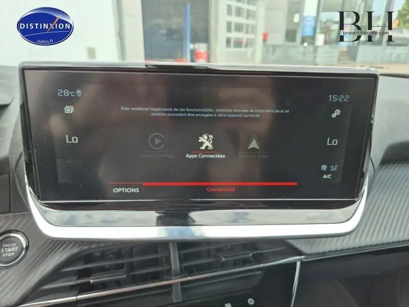 Écran tactile central du Peugeot 2008 noir Perla Nera, affichant les options de connectivité et climatisation.