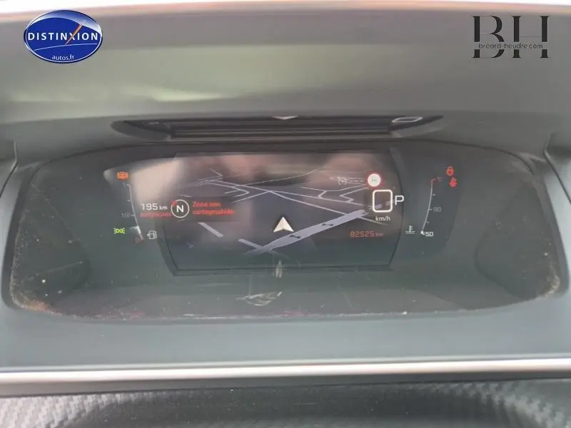 Vue rapprochée du tableau de bord numérique 3D du Peugeot 2008 affichant la navigation et les informations de conduite.