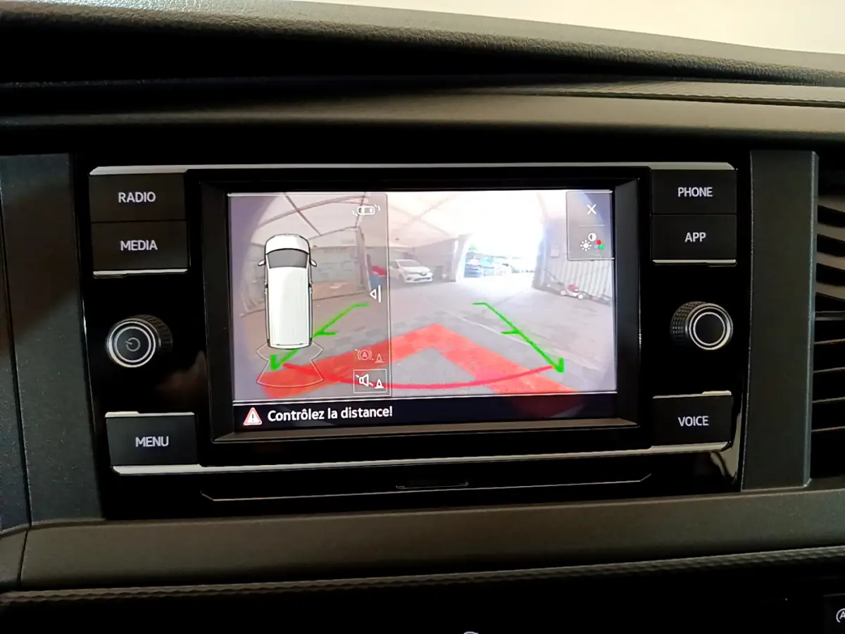 Écran tactile central du Volkswagen Transporter blanc 2021 montrant la caméra de recul avec guidage de trajectoire.