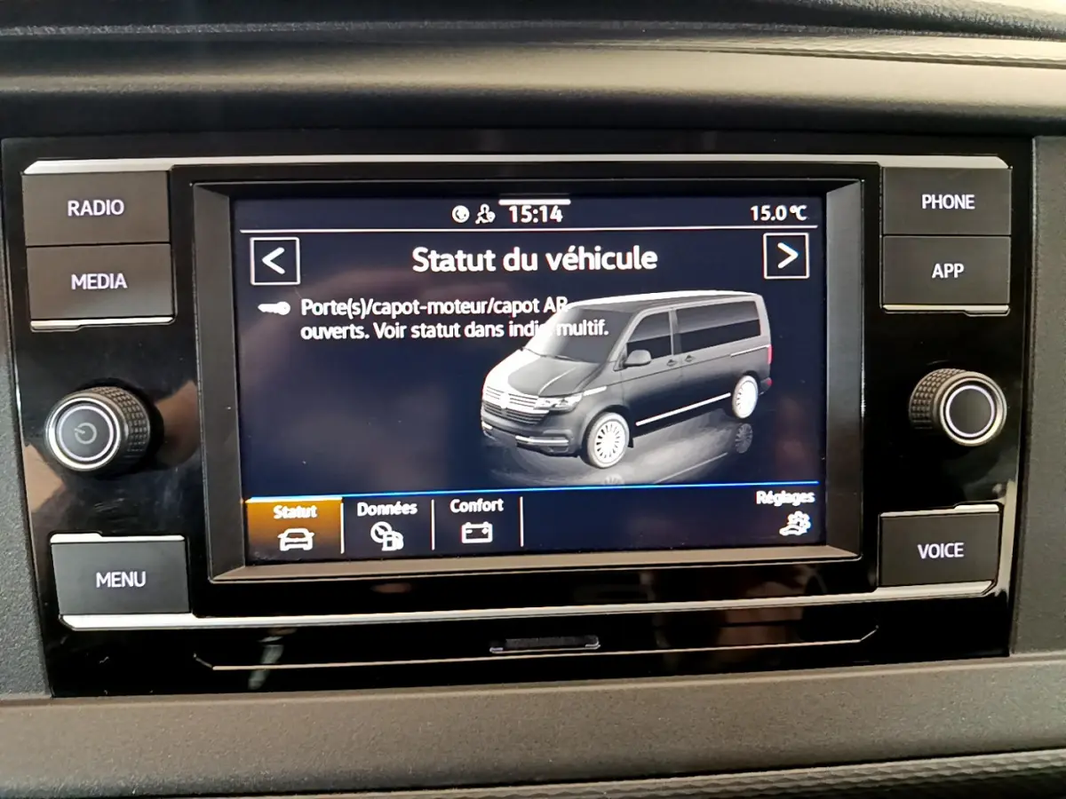 Écran tactile du tableau de bord affichant une vue 3/4 avant grise du Volkswagen Transporter 2.0 TDi 150 DSG7.