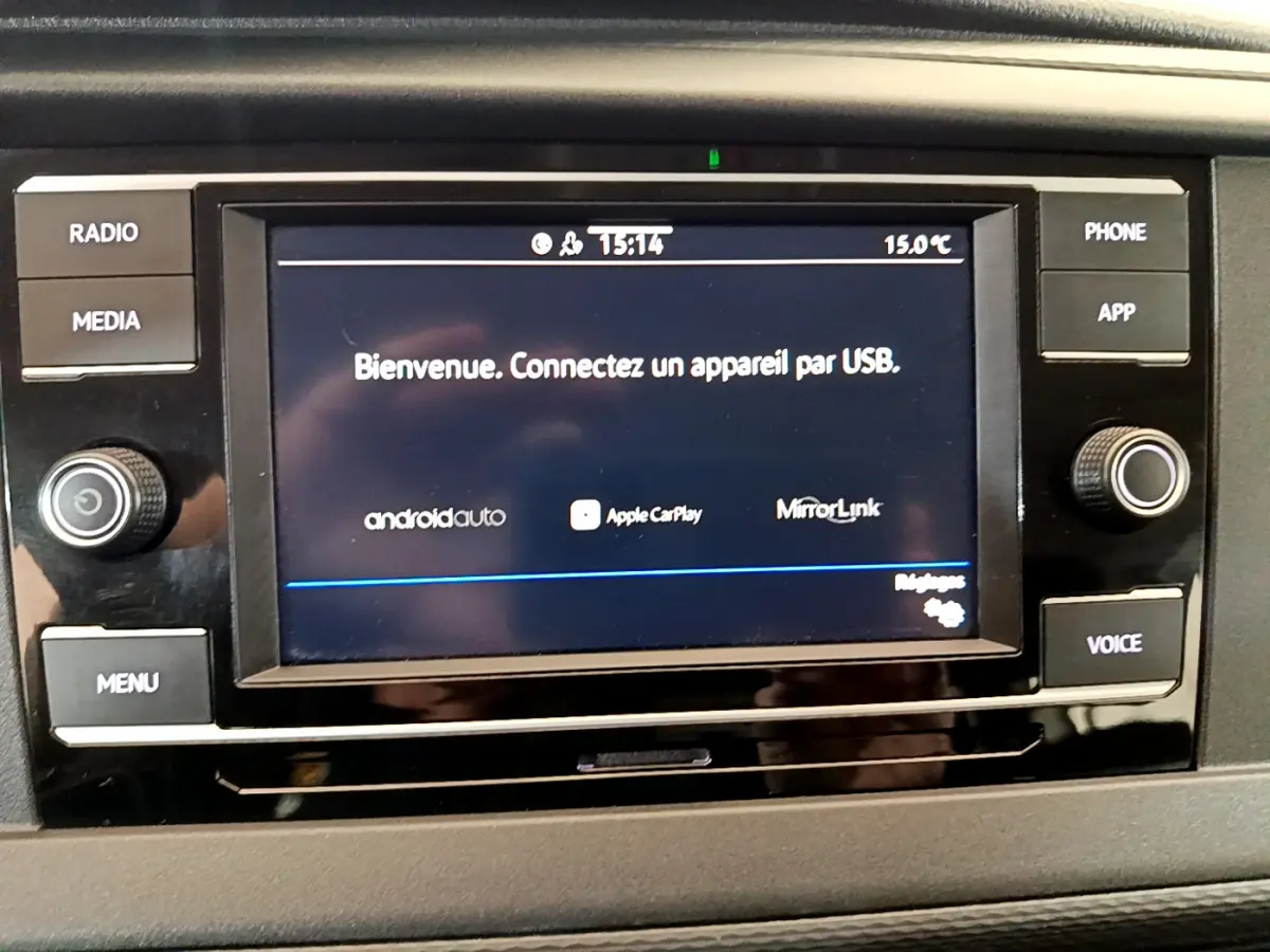 Écran tactile central du tableau de bord du Volkswagen Transporter blanc, affichant la connexion USB et options multimédia.
