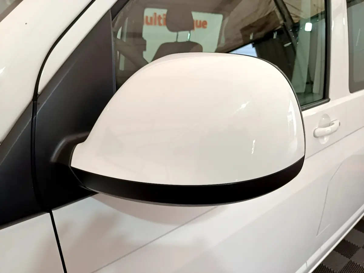 Rétroviseur blanc côté conducteur du Volkswagen Transporter 2.0 TDi 150 DSG7 Business 2021 vu de près.