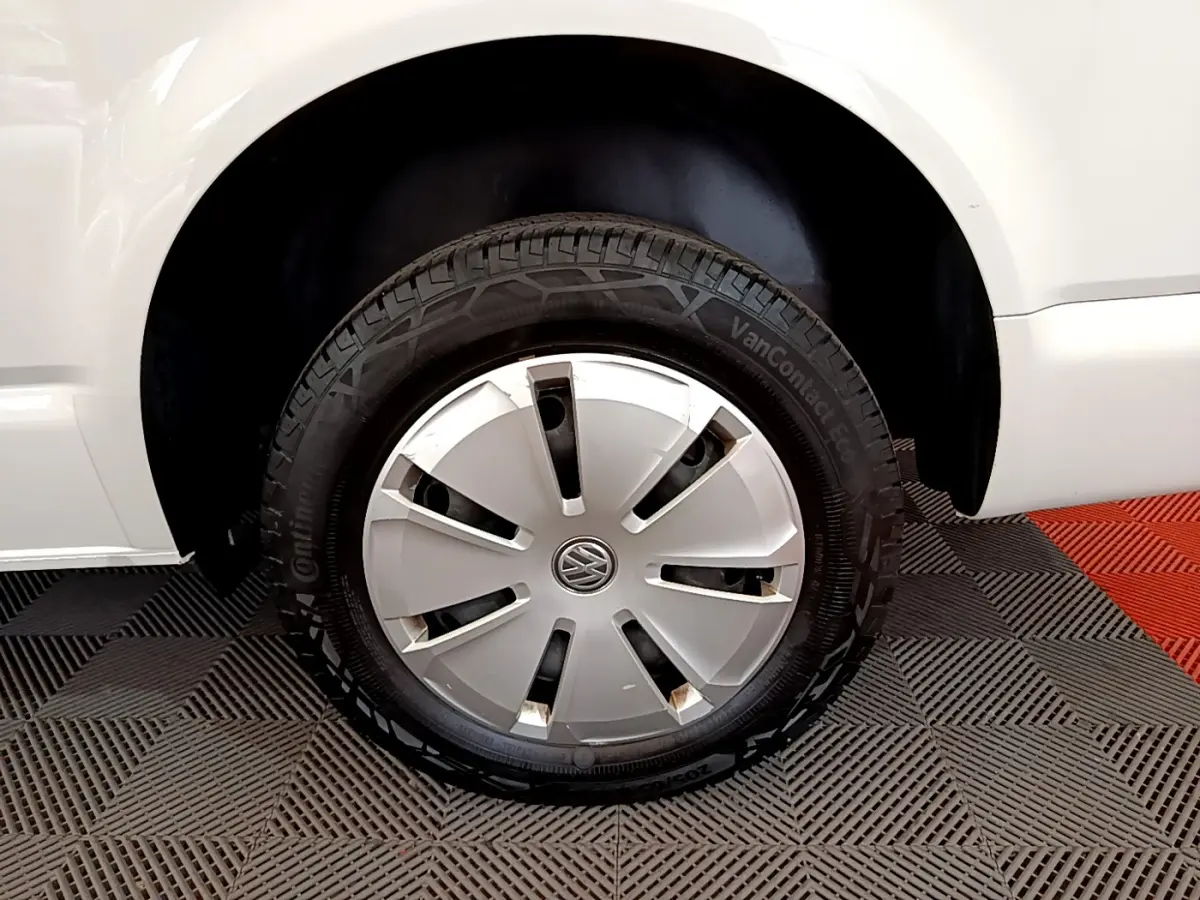Gros plan sur la roue avant droite blanche d’un Volkswagen Transporter 2.0 TDi 150 DSG7 Business 2021.