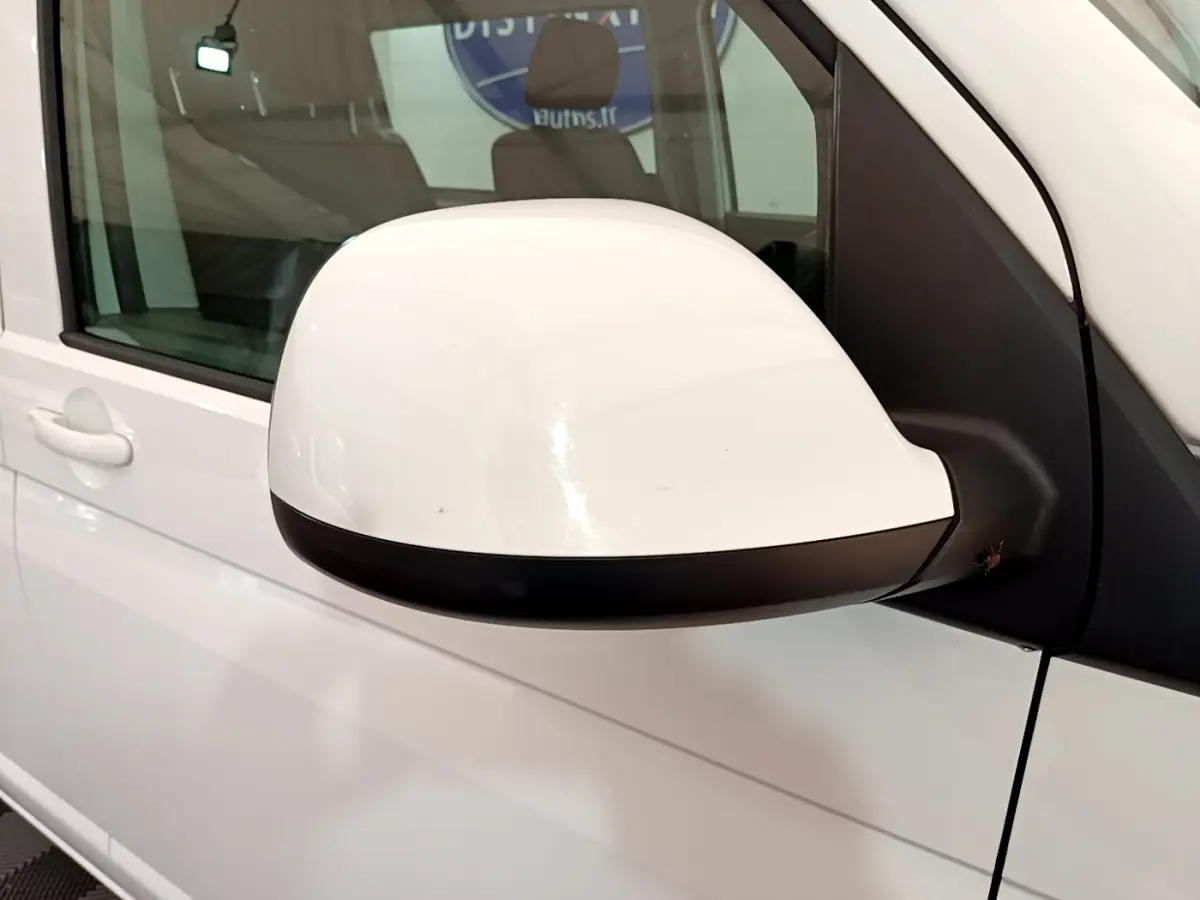 Rétroviseur blanc côté conducteur du Volkswagen Transporter 2.0 TDi 150 DSG7 Business 2021, vue rapprochée sur porte avant.