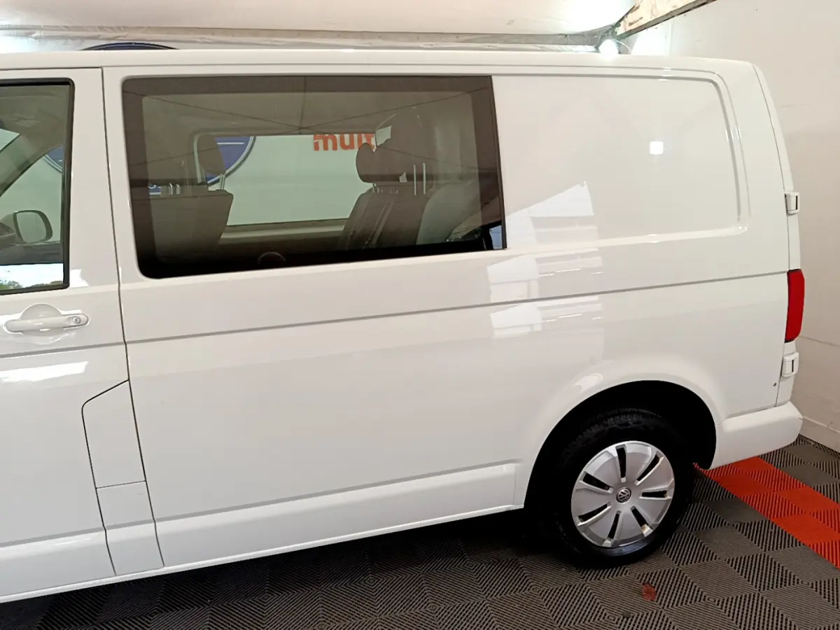 Vue latérale droite du Volkswagen Transporter blanc 2021 avec vitre arrière teintée et jante acier à enjoliveur.