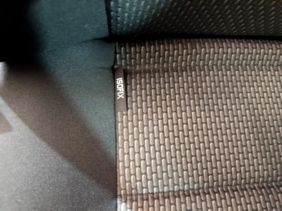 Détail du tissu de siège arrière gris foncé avec étiquette ISOFIX du Volkswagen Transporter blanc 2021.