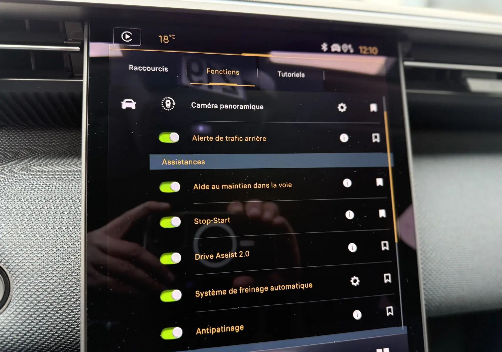 Écran tactile intérieur du Citroën C5 Aircross II Hybrid 2026 affichant les options d’assistance à la conduite.