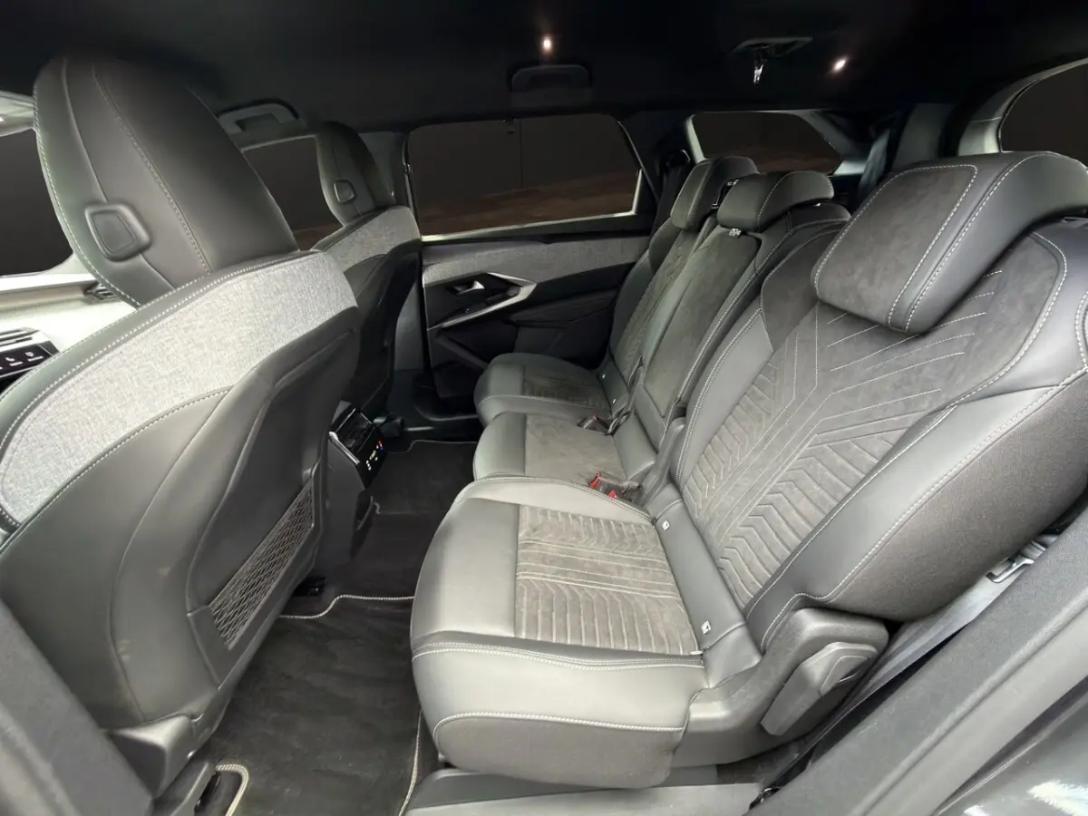 Vue latérale intérieure côté droit des sièges arrière en Alcantara gris du Peugeot 5008 2025 finition GT.