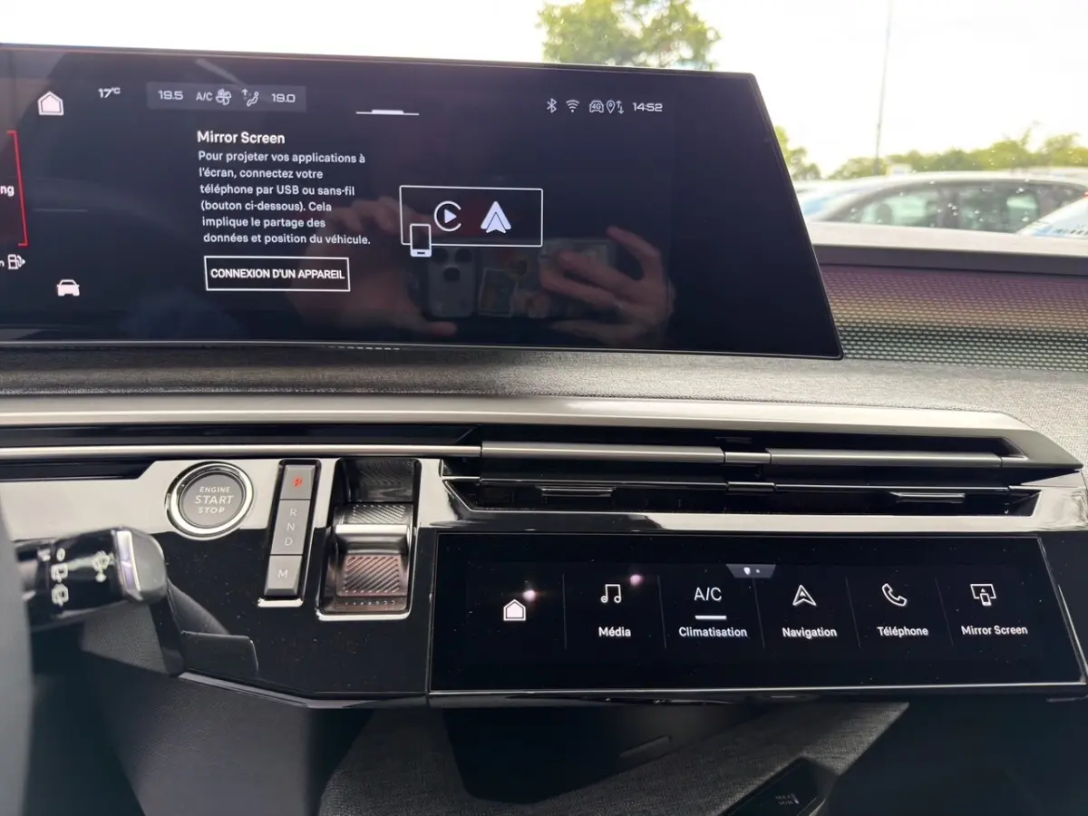 Vue rapprochée de la planche de bord du Peugeot 5008 2025, avec écran tactile et commandes digitales noires.