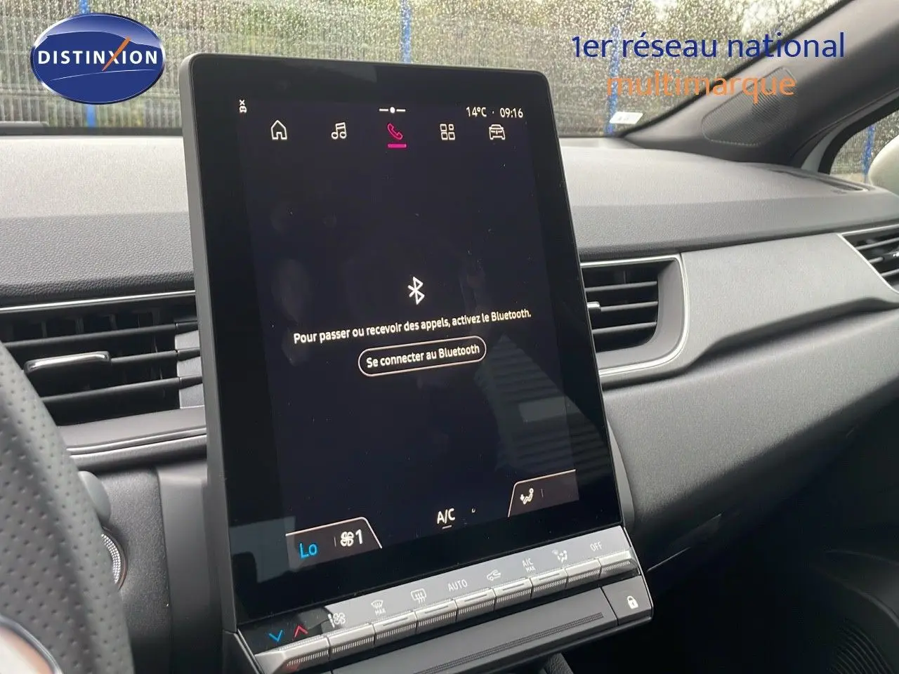Intérieur du Renault Captur E-Tech 2025, vue centrale sur grand écran tactile vertical avec tableau de bord gris.