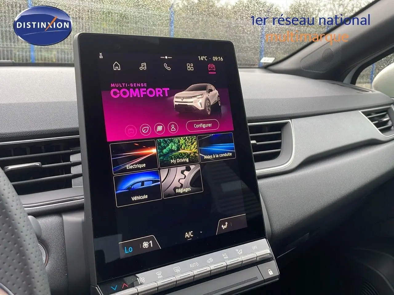 Vue intérieure du tableau de bord du Renault Captur E-Tech blanc nacré avec écran tactile central vertical affichant le mode confort.