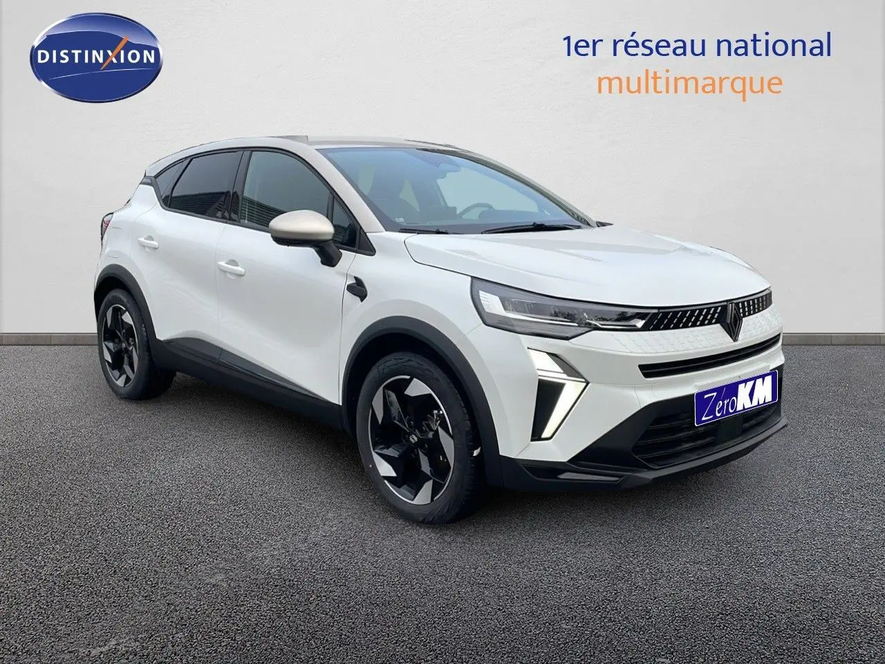 Renault Captur E-Tech hybride blanc nacré avec toit beige, vue 3/4 avant côté gauche sur fond neutre.