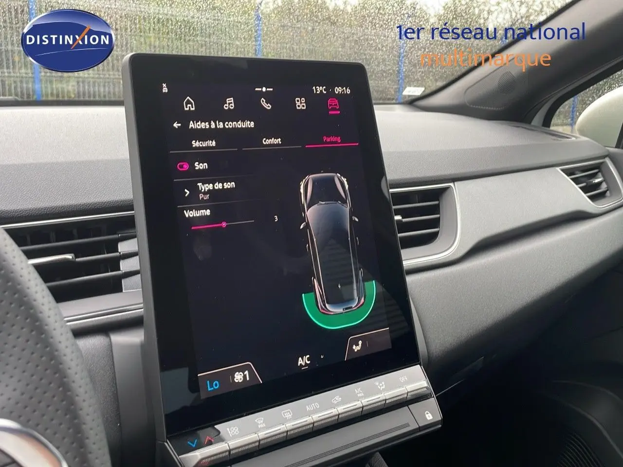 Vue intérieure du tableau de bord du Renault Captur blanc nacré, mettant en valeur l'écran tactile central vertical.
