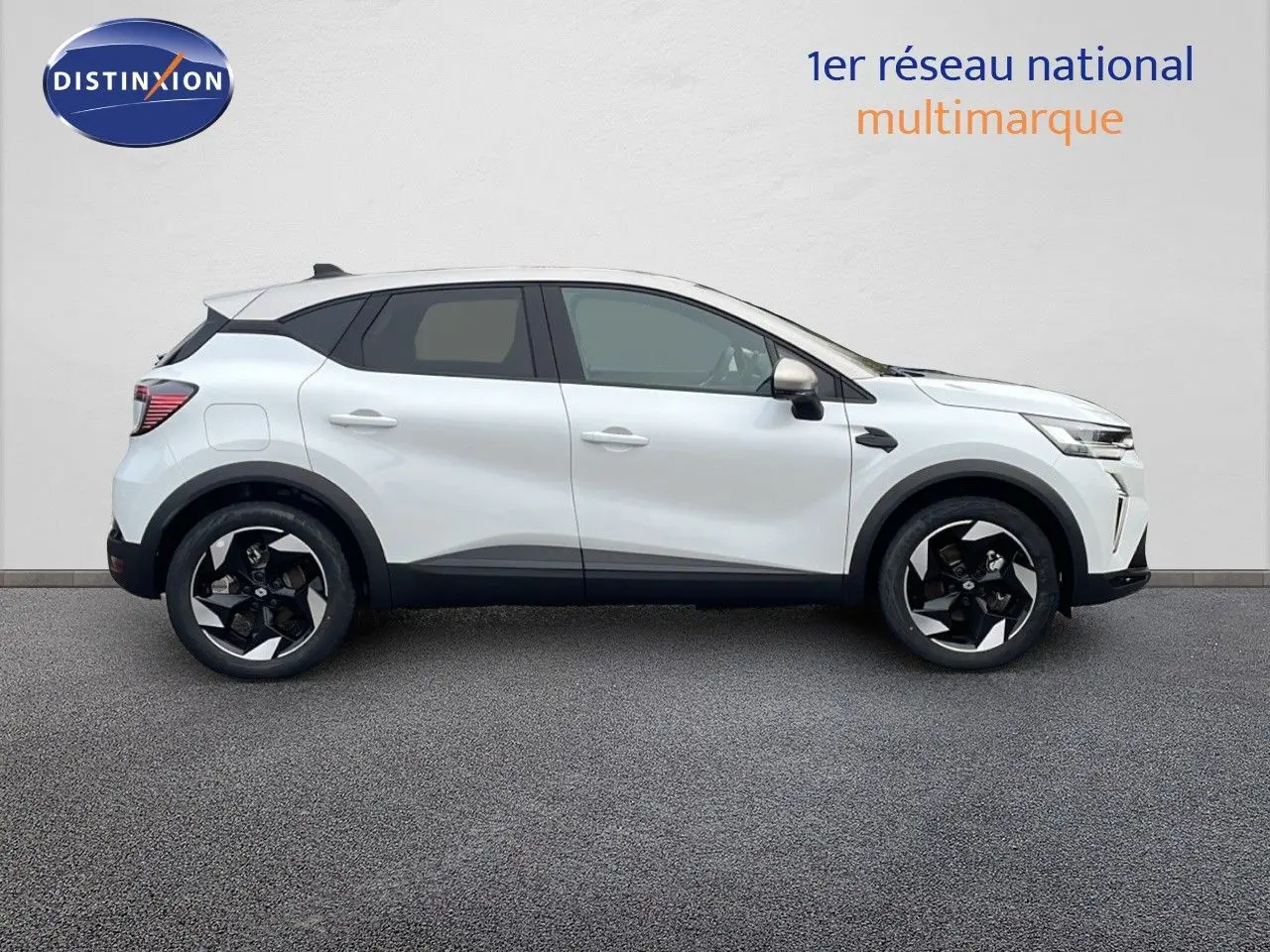 Profil côté gauche d'un Renault Captur blanc nacré avec toit beige, roues noires et détails modernes.