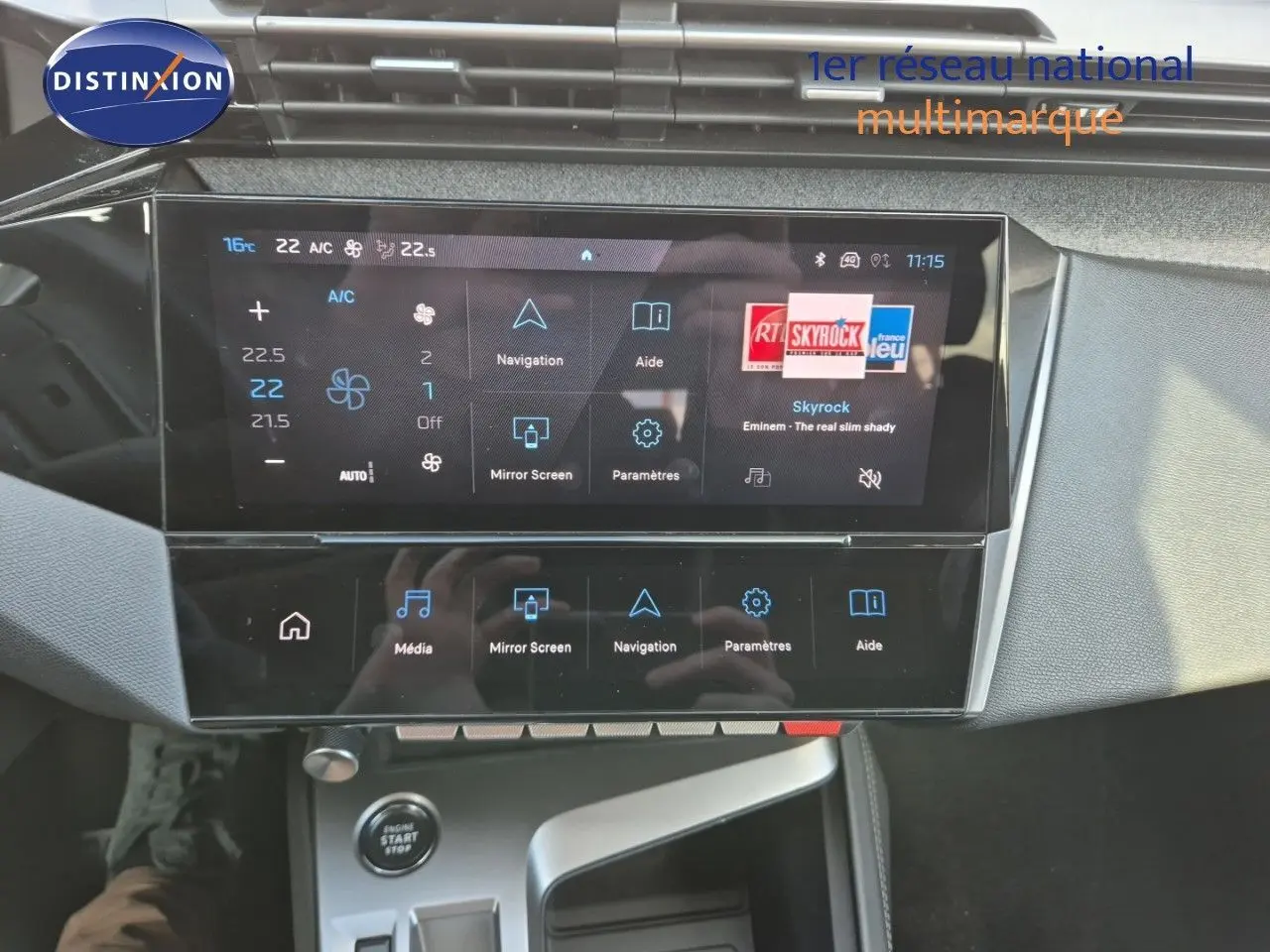 Vue rapprochée de l’écran tactile central et de la console de la Peugeot 308 Vert Olivine 2023.