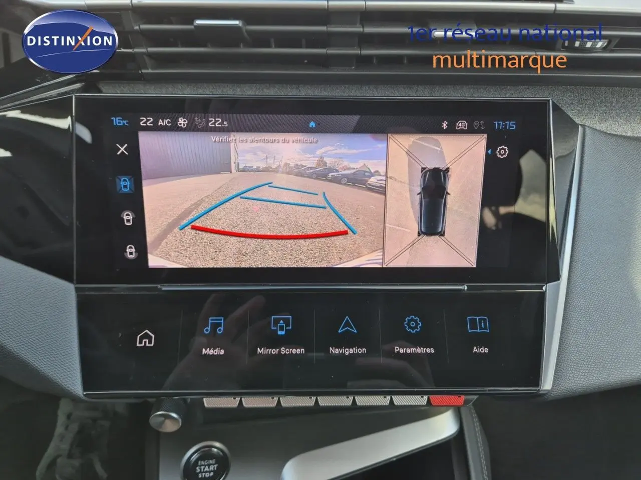 Écran tactile intérieur de la Peugeot 308 2023 affichant la caméra de recul et la vue 360° du véhicule.