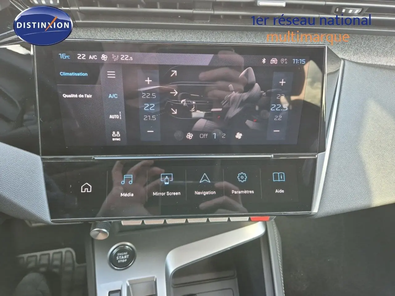 Vue rapprochée de l’écran tactile central et console argentée de la Peugeot 308 2023 Vert Olivine.