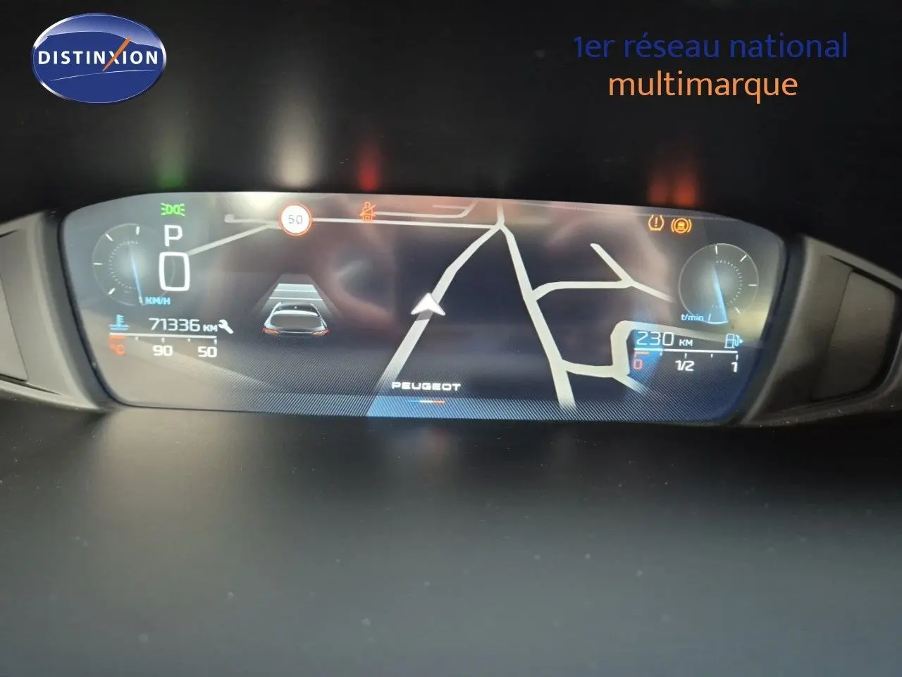 Tableau de bord numérique de Peugeot 308 2023 affichant la navigation et les informations de conduite.