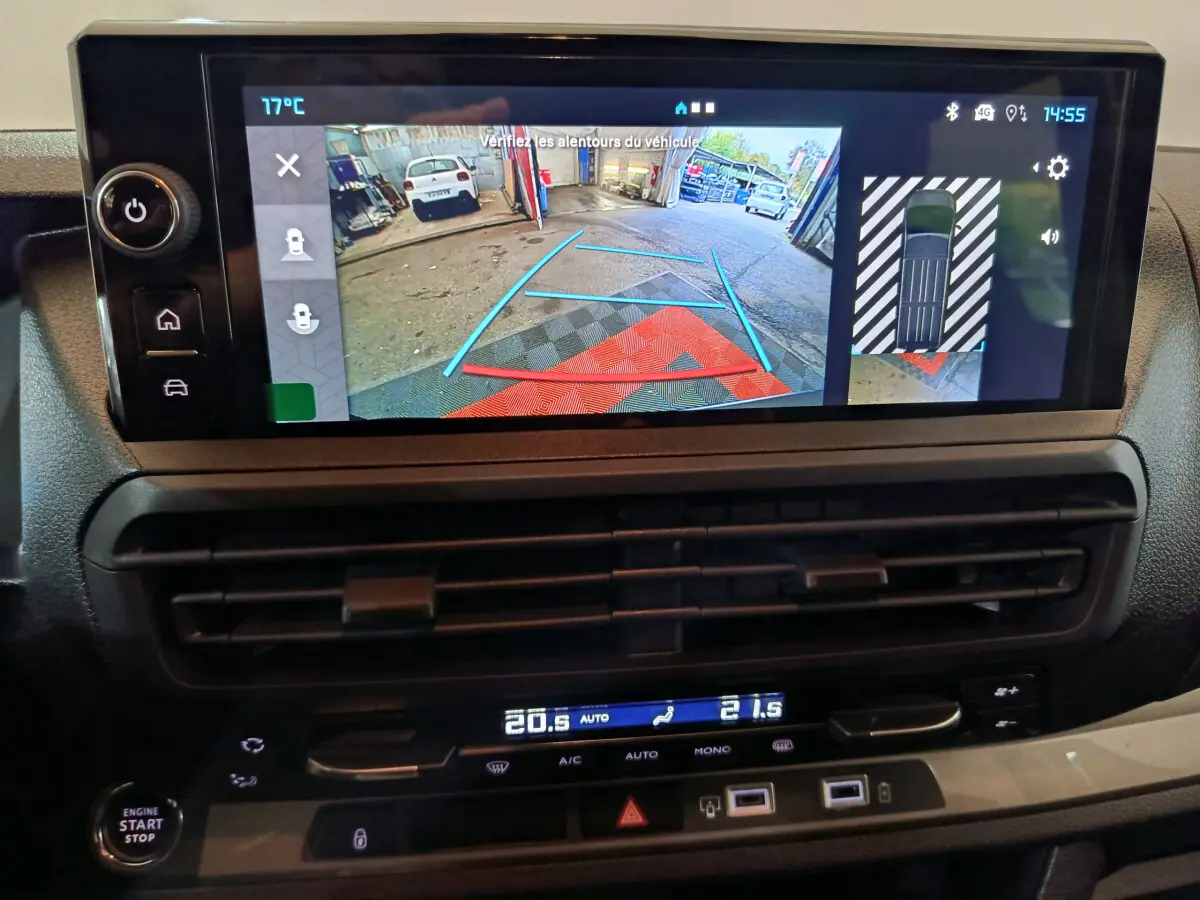 Écran tactile intérieur du Citroën Jumpy XL 2025 montrant la caméra de recul avec vue arrière et top-down en garage.