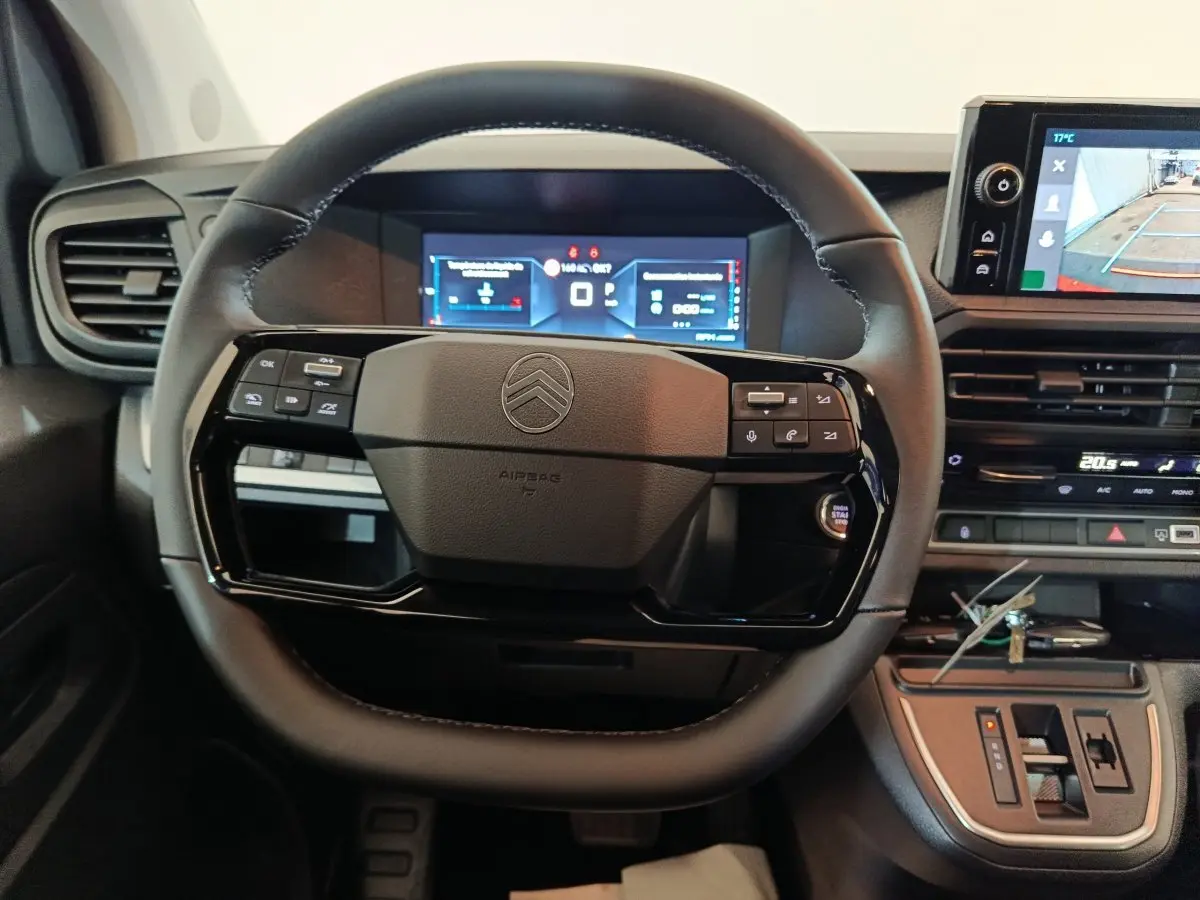 Vue intérieure centrée sur le volant noir du Citroën Jumpy 2025 avec tableau de bord digital et écran multimédia.