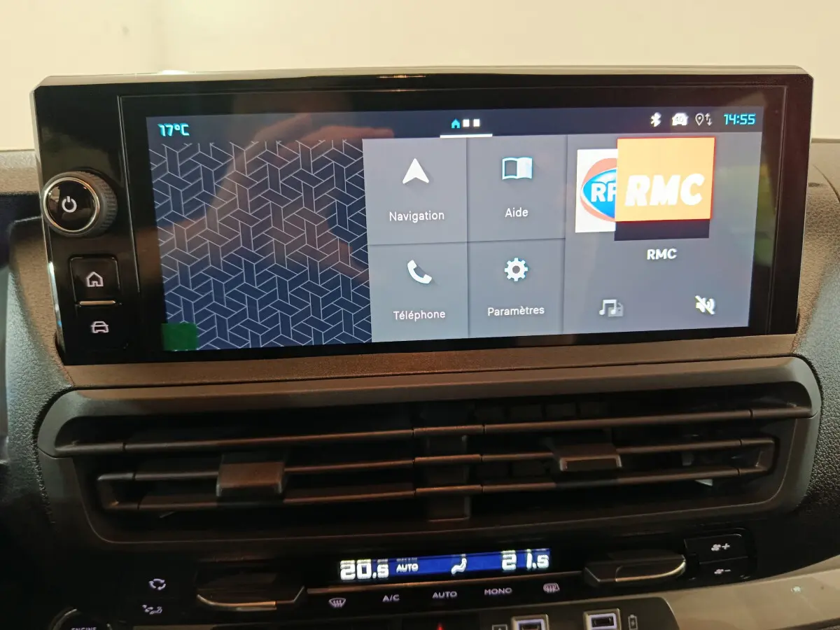 Écran tactile central du tableau de bord du Citroën Jumpy XL 2025, affichant navigation et radio RMC.