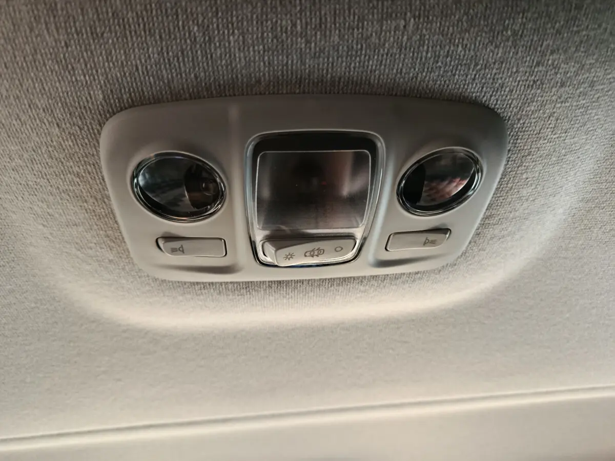 Plafonnier intérieur avec deux lampes de lecture et commandes d’éclairage du Citroën Jumpy XL noir 2025.