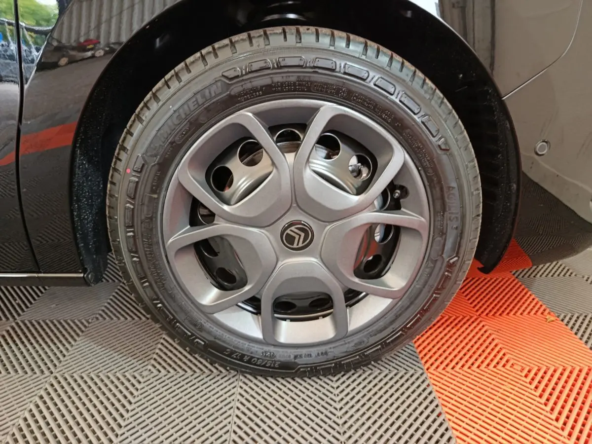 Gros plan sur la roue avant gauche noire du Citroën Jumpy XL 2025 avec jante au design moderne gris mat.