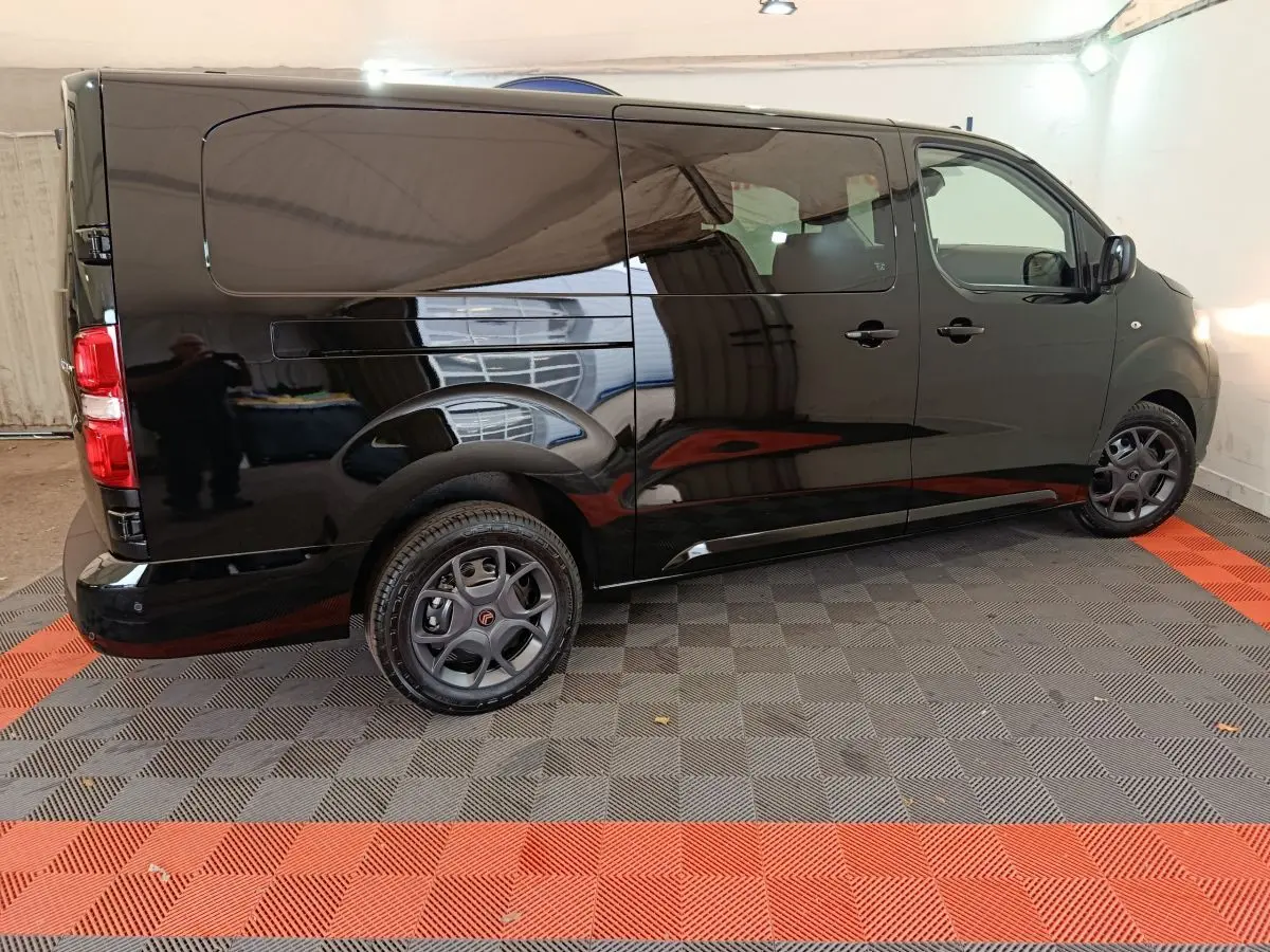 Profil côté droit du Citroën Jumpy XL noir 2025, avec jantes foncées et surface lisse sans vitres arrière.
