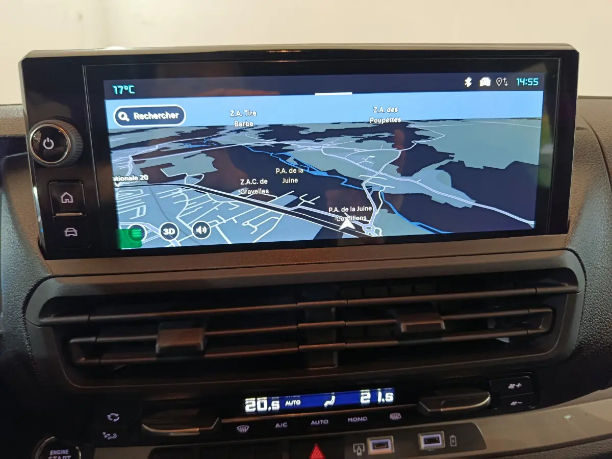Écran tactile central du tableau de bord du Citroën Jumpy XL noir, affichant la navigation GPS en mode carte.