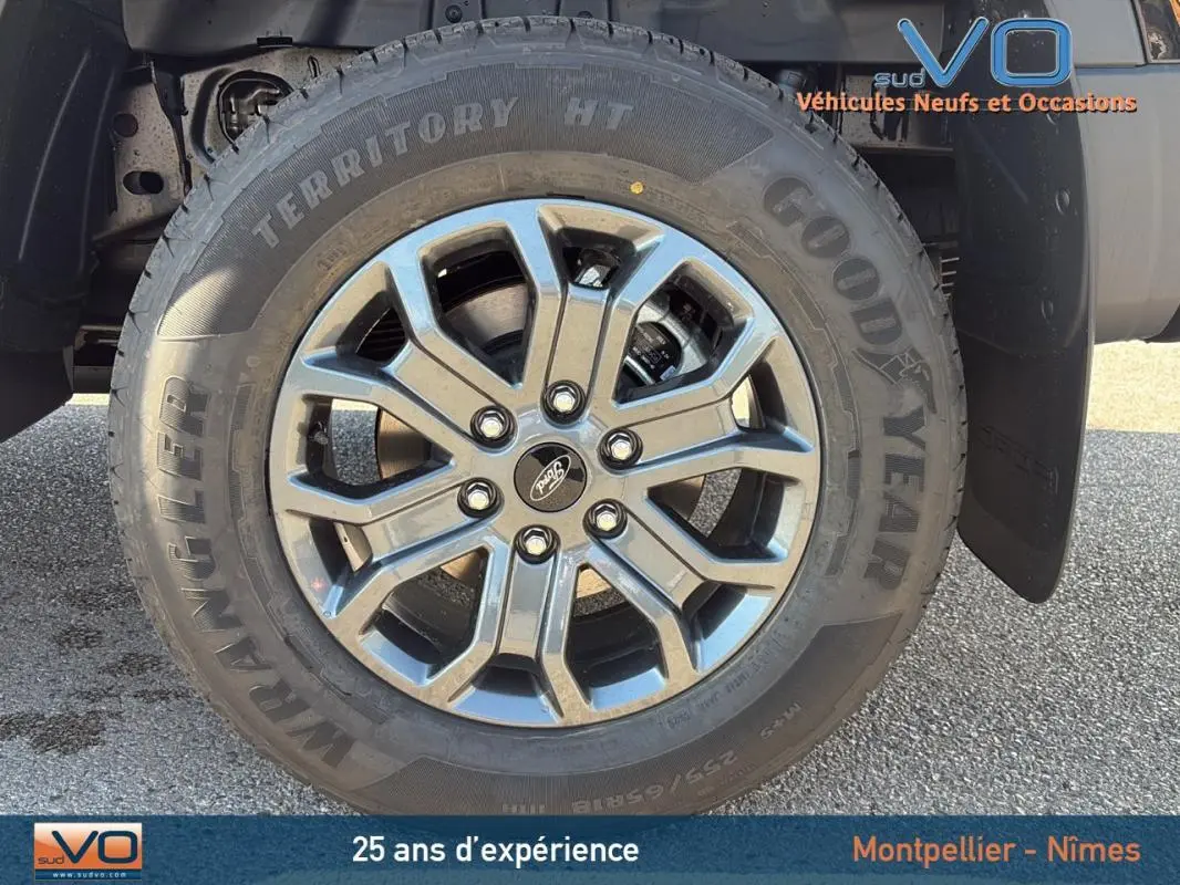 Gros plan sur la roue avant droite du Ford Ranger Wildtrak noir 2025 avec jante alliage 18 pouces et pneu Goodyear Wrangler.