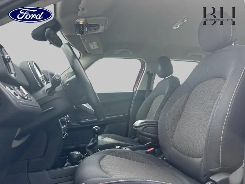 Vue intérieure côté conducteur du MINI Countryman Chili Red 2018, sièges tissu Firework Carbon Black et volant cuir multifonction.