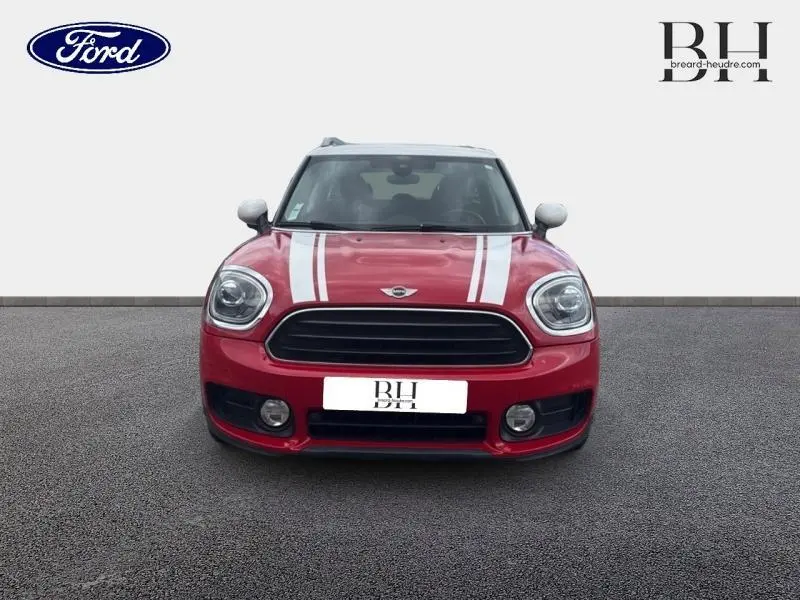 Vue avant d'une MINI Countryman Cooper D 2018 en Chili Red avec bandes blanches sur le capot et calandre chromée.