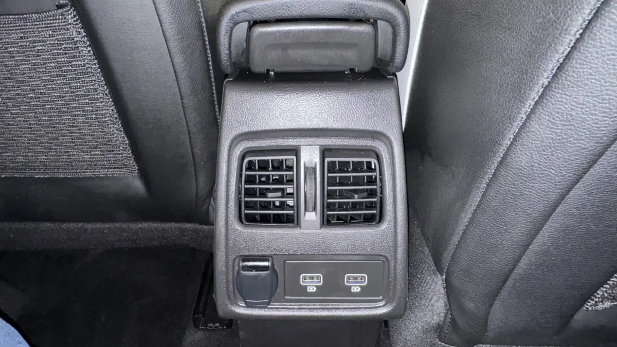 Vue rapprochée de la console arrière noire du Renault Captur 2024 avec bouches d’aération et ports USB.