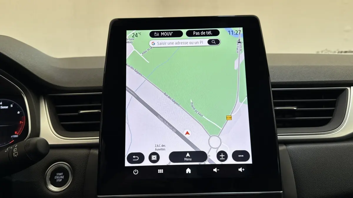 Écran tactile central affichant la navigation 3D dans l’habitacle du Renault Captur rouge, version Techno TCe 90.