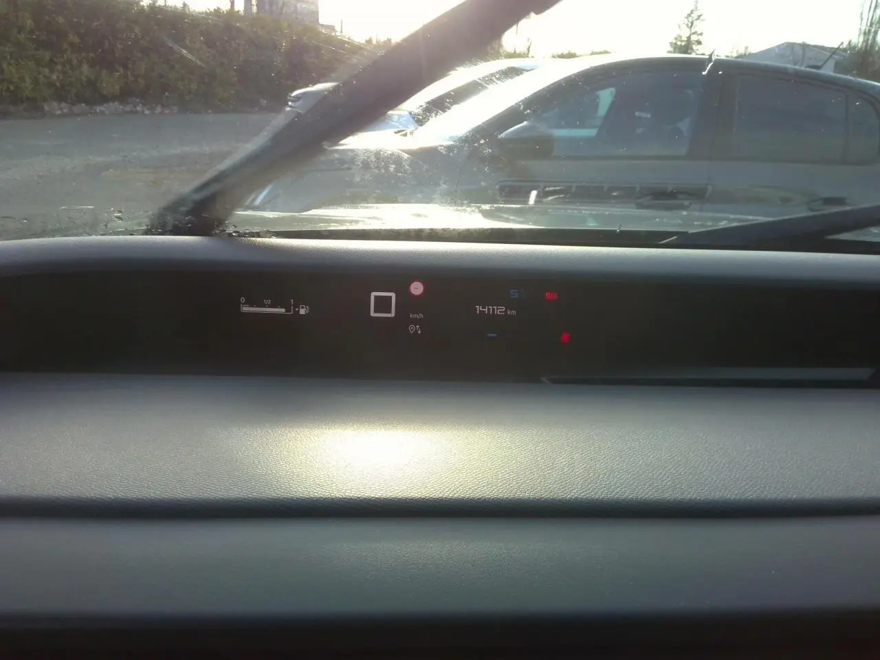 Vue intérieure du tableau de bord numérique de la Citroën C3 2025, affichage tête haute et compteur kilométrique visible.