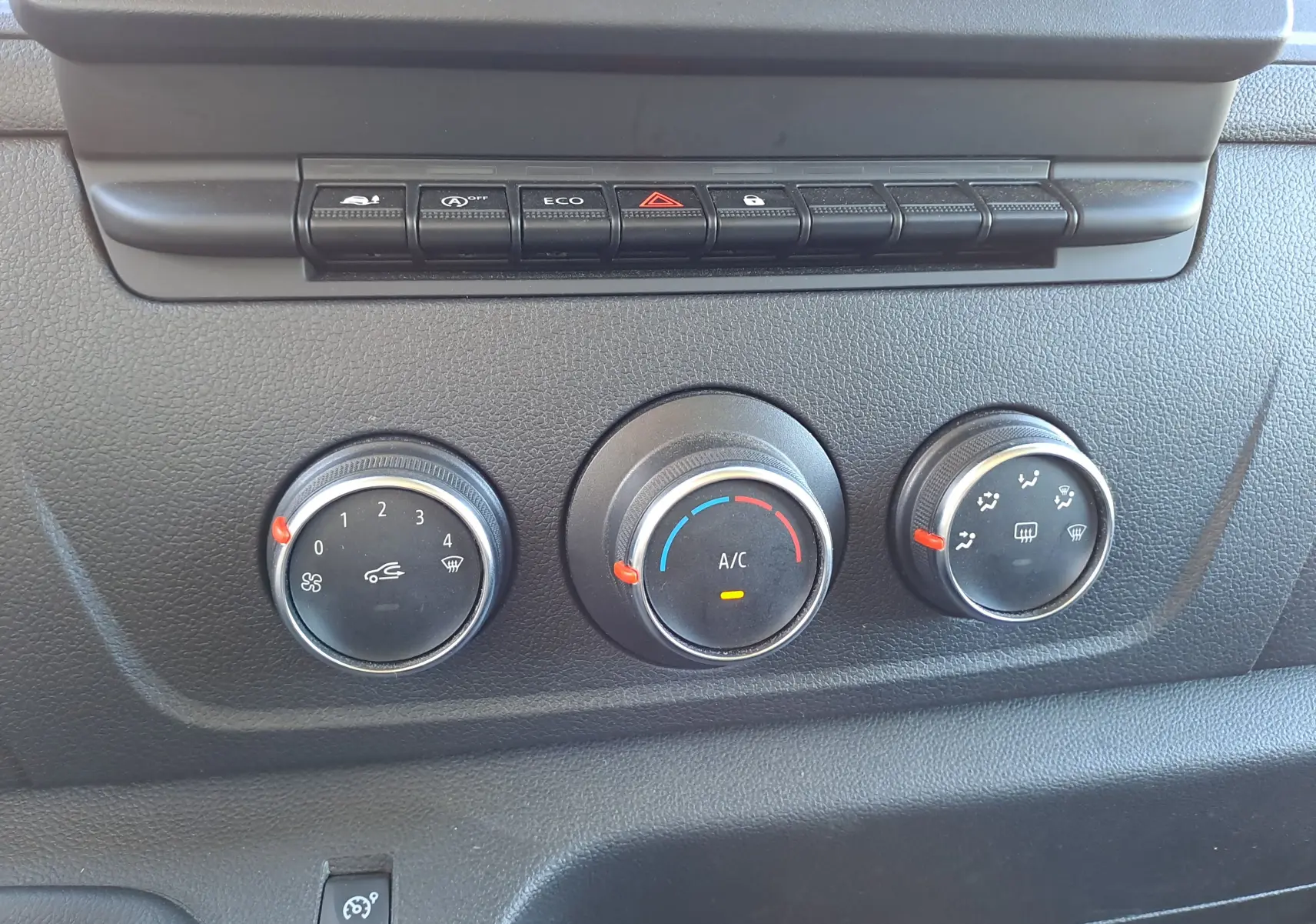 Détail des commandes de climatisation et boutons de fonction du tableau de bord du Nissan Interstar Châssis Cabine blanc 2024.