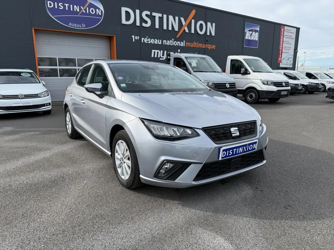 SEAT Ibiza 1.0 TSI Style 2022 en argent Urban vue 3/4 avant avec projecteurs antibrouillard et jantes alliage 15 pouces.