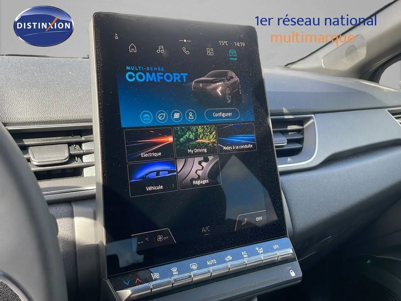 Écran tactile central du tableau de bord du Renault Captur E-Tech 2025 montrant le mode Confort en intérieur gris.