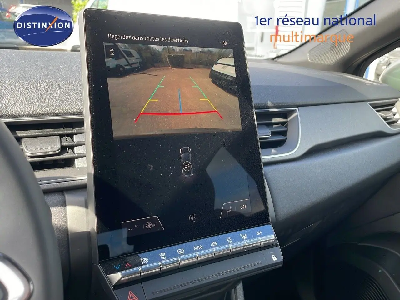 Écran tactile central affichant la caméra de recul dans l'habitacle d'un Renault Captur noir étoile métal toit gris, vue avant intérieure.