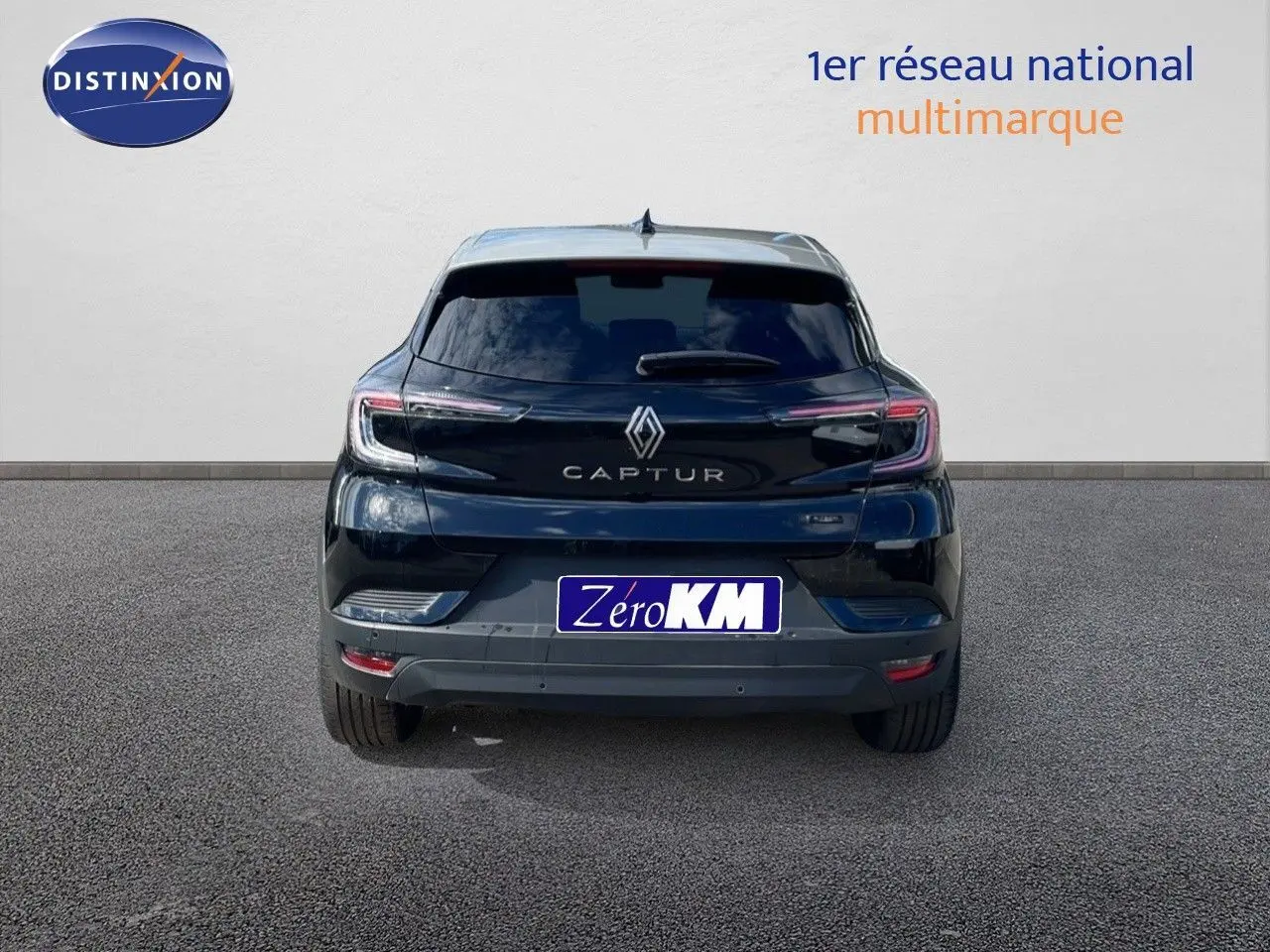 Vue arrière du Renault Captur noir étoile métal avec toit gris, mettant en valeur ses feux LED et son logo central.