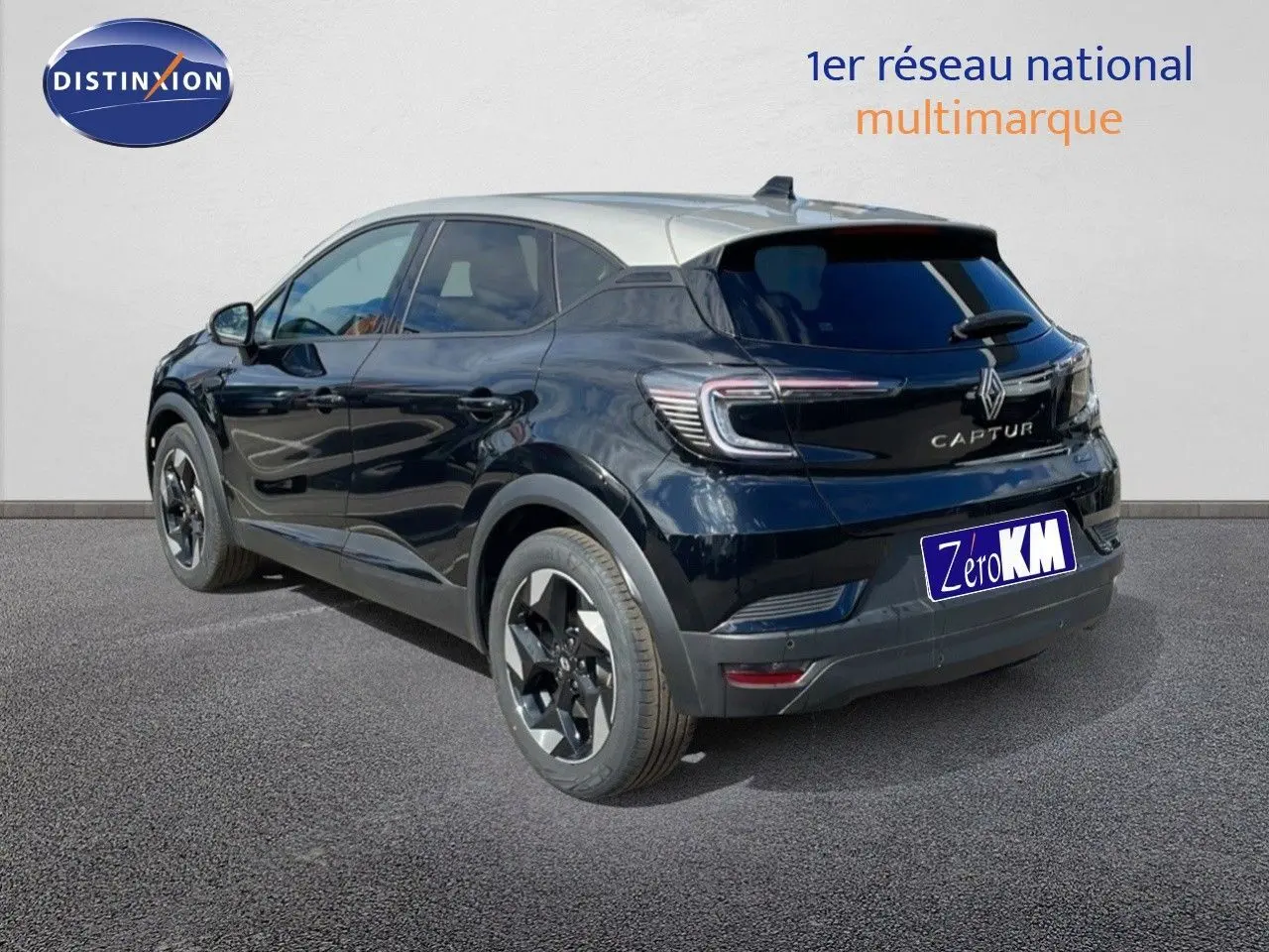 Vue 3/4 arrière droite d'un Renault Captur noir étoile avec toit gris, mettant en valeur ses feux LED et jantes biton.