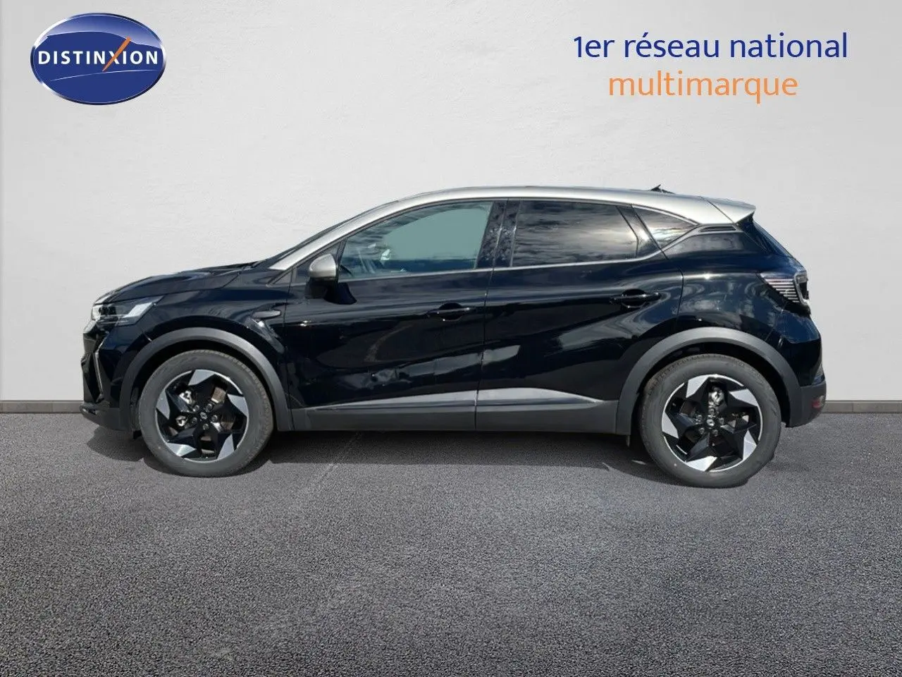 Profil côté gauche du Renault Captur E-Tech hybride 2025 noir étoile avec toit gris et jantes biton.