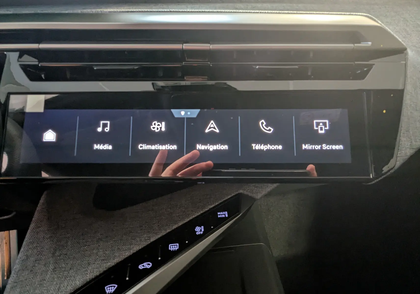 Écran tactile central du tableau de bord du Peugeot 3008 Hybrid gris titane, affichant les menus média, climatisation, navigation, téléphone et Mirror Screen.