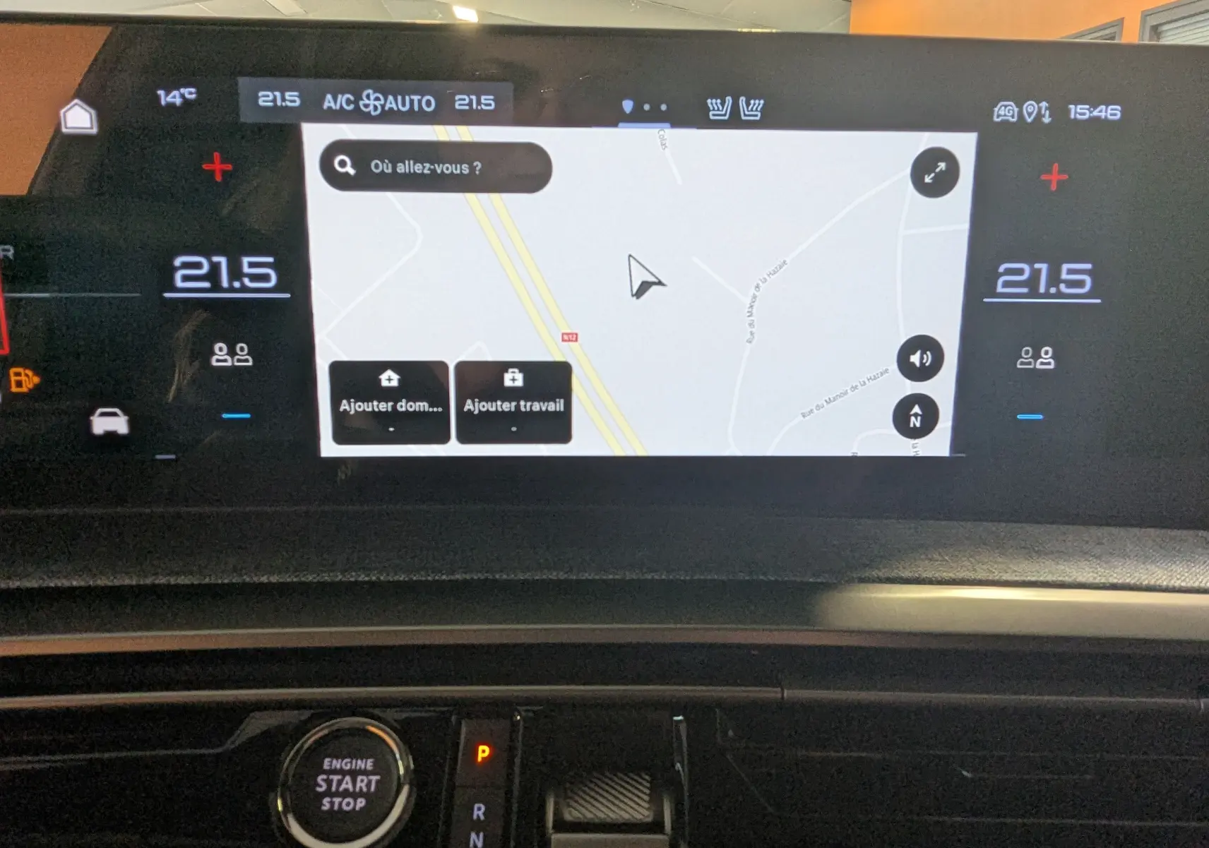Écran tactile central du Peugeot 3008 Hybrid 145 GT 2025 affichant la navigation et la climatisation à 21,5°C.