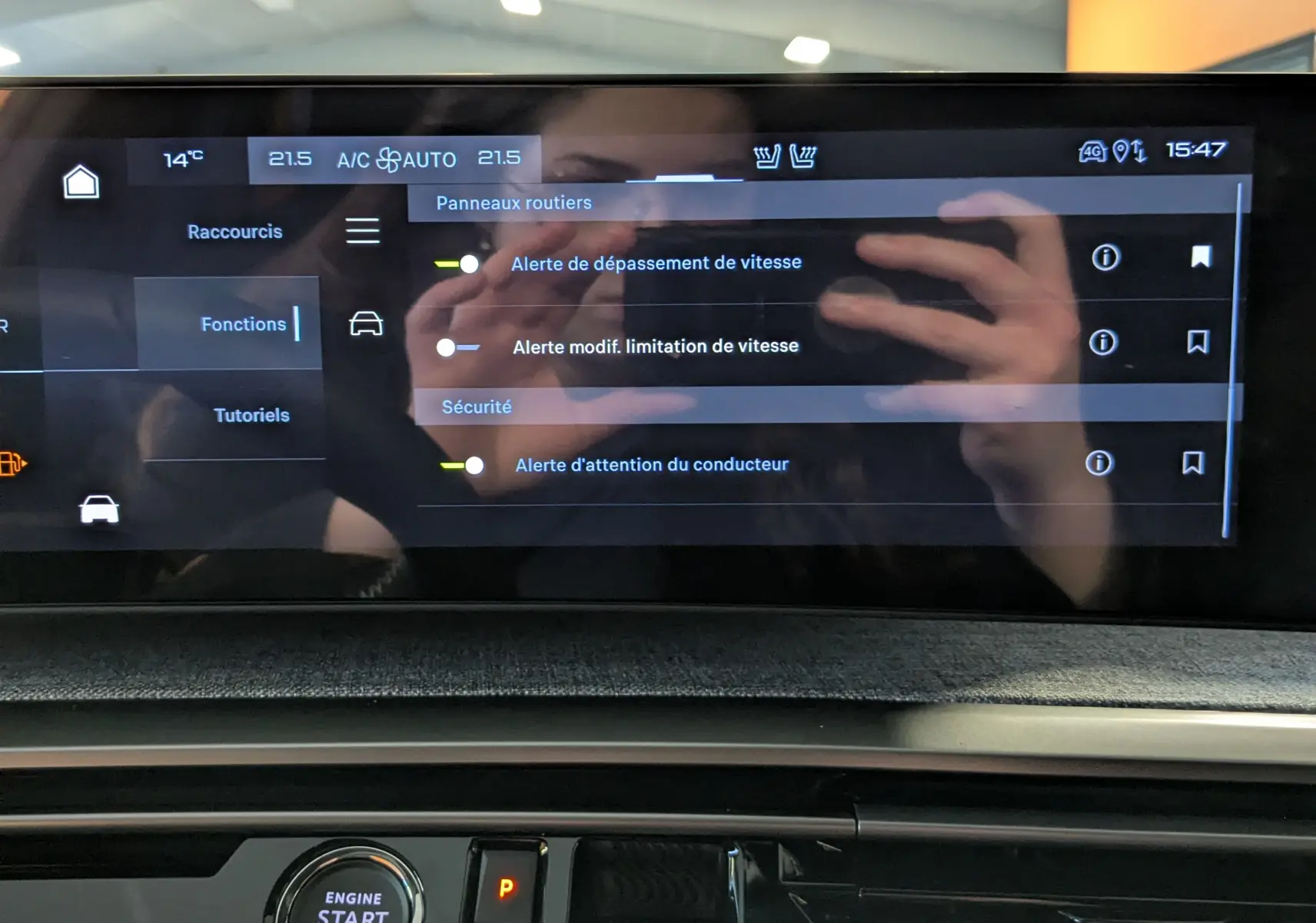 Écran tactile central du Peugeot 3008 Hybrid 2025 montrant les alertes de sécurité, avec bouton start/stop en dessous.